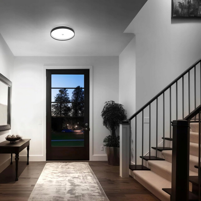 Plafoniera LED 18W cu senzor RF iluminând holul

