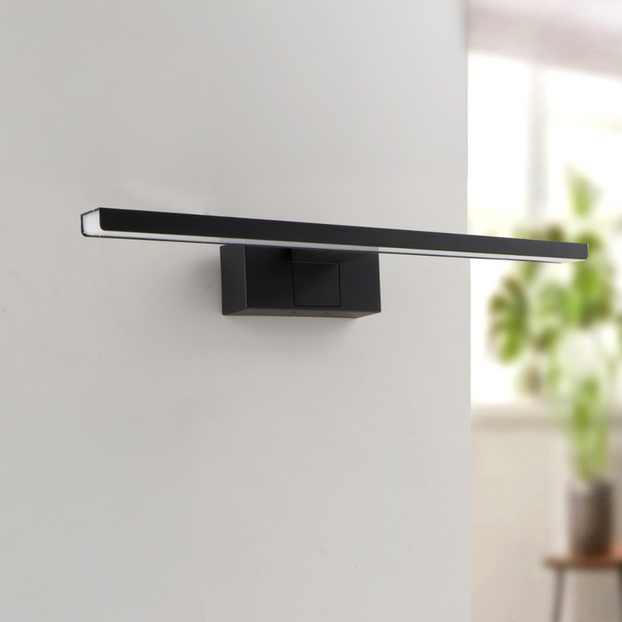 Aplica LED pentru baie montată deasupra oglinzii
