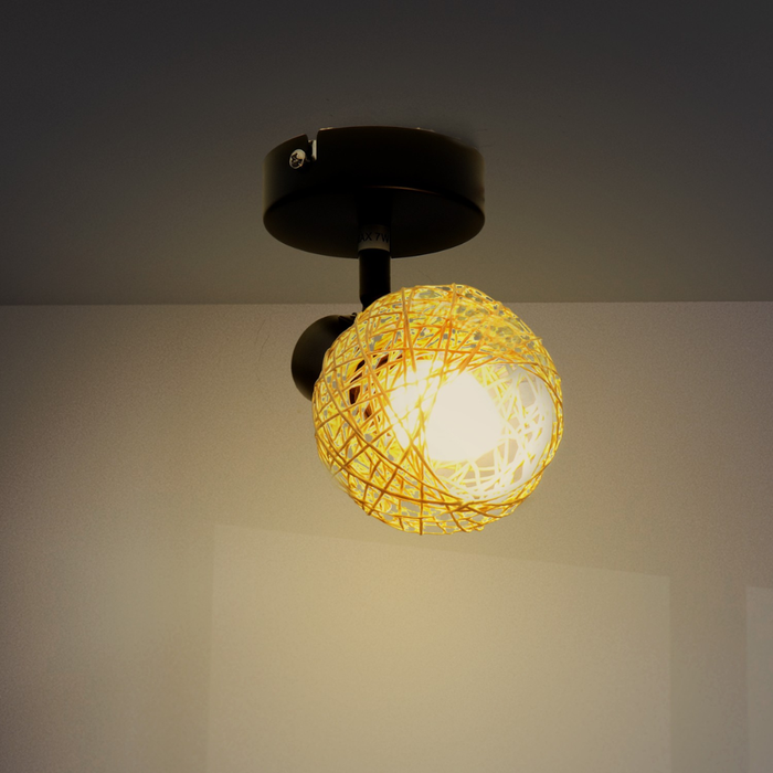 Corp de iluminat modern-boho din ratan și metal negru