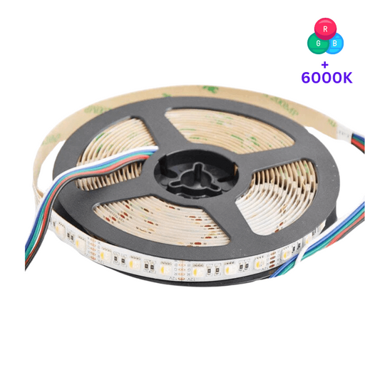 Bandă LED RGBW 24V rulată pe tambur, evidențiind LED-urile cu alb rece.
