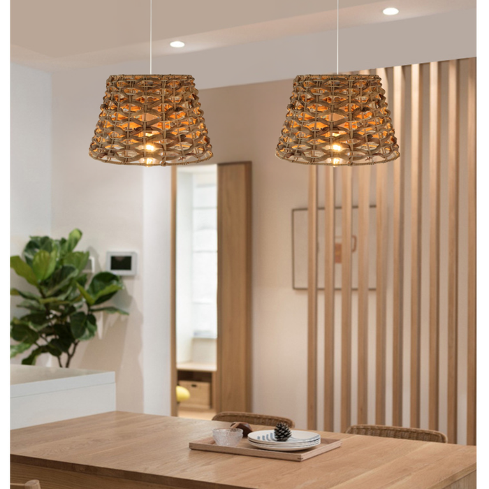 Lampă Boho Cíes textură împletită iluminată
