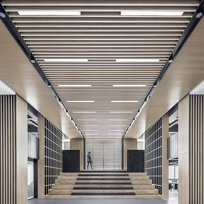 Lampă LED Slim 36W design elegant și consum redus
