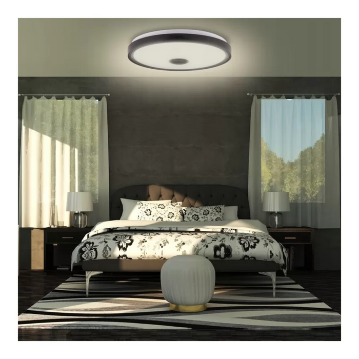 Plafoniera LED Cosmo iluminând uniform un birou smart