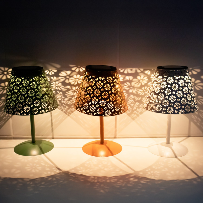 Lampă solară de masă cu efecte decorative pe perete
