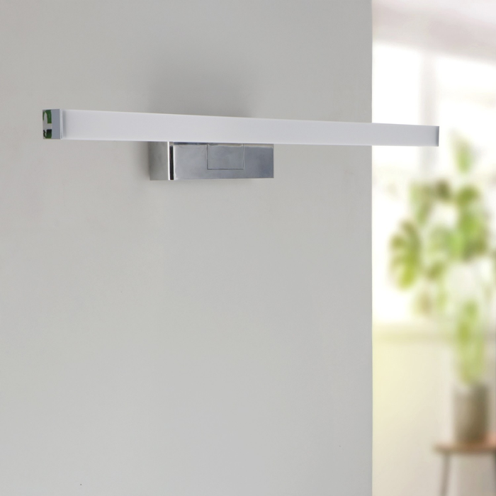 Aplica LED crom 6W montată pe perete
