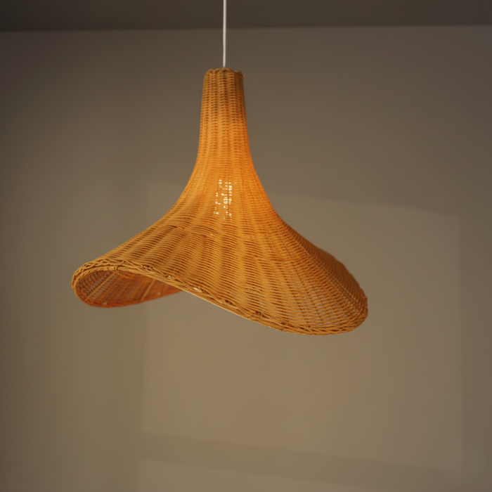 Lampă sculpturală organică din ratan suspendată de tavan