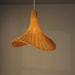 Lampă sculpturală organică din ratan suspendată de tavan