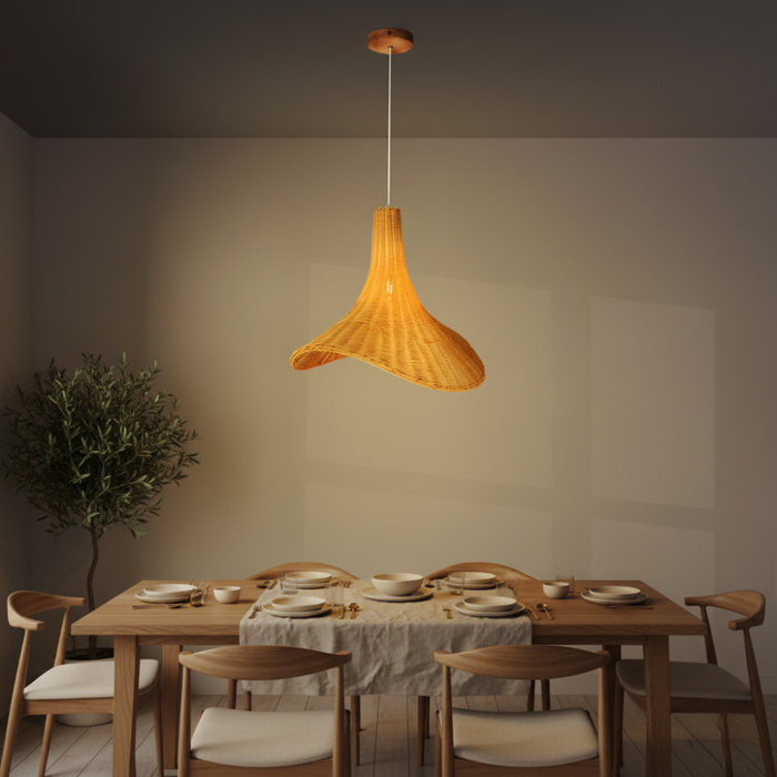 Lampă boho suspendată cu lumină caldă, atmosferă relaxantă în living