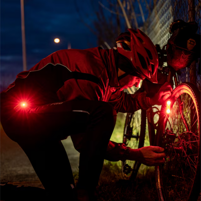 Lanterna Oclip Pro folosită la drumeții și activități outdoor
