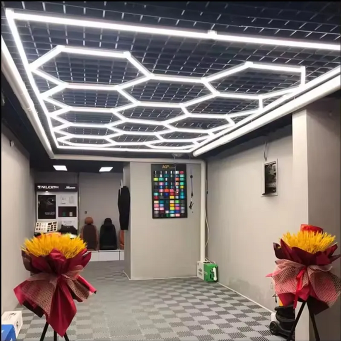 Panou LED HoneyComb 600W montat pe tavan într-un spațiu modern