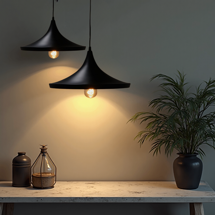 Corp de iluminat modern tip pendul Lenn, finisaj negru mat, interior auriu reflexiv, design conic.