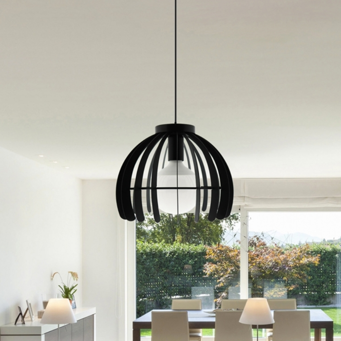 pendul modern negru suspendat in bucatarie