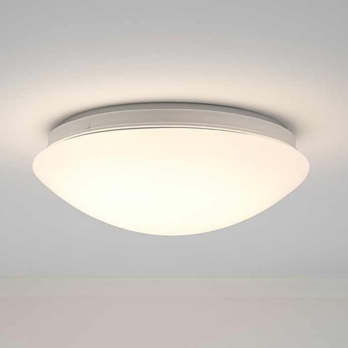 Plafonieră E27 albă montată în baie modernă cu lumină LED neutră