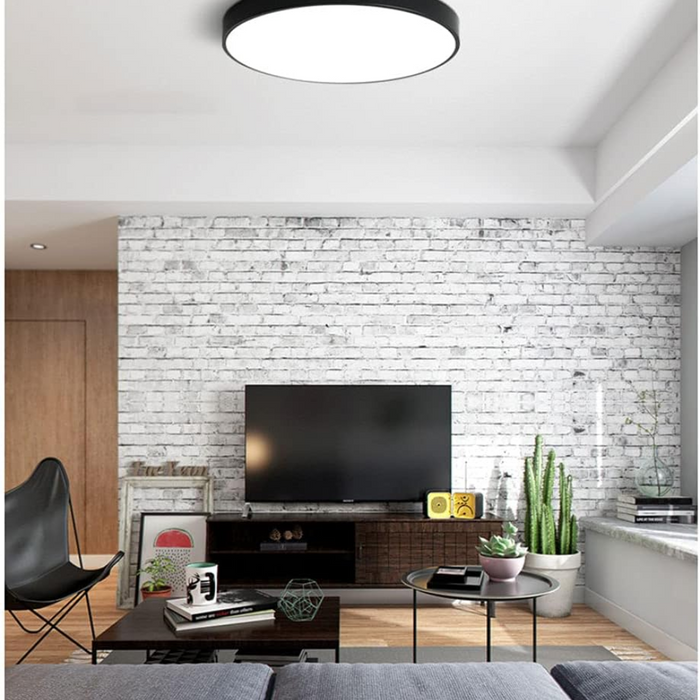 Plafonieră LED albă cu design minimalist montată pe tavan
