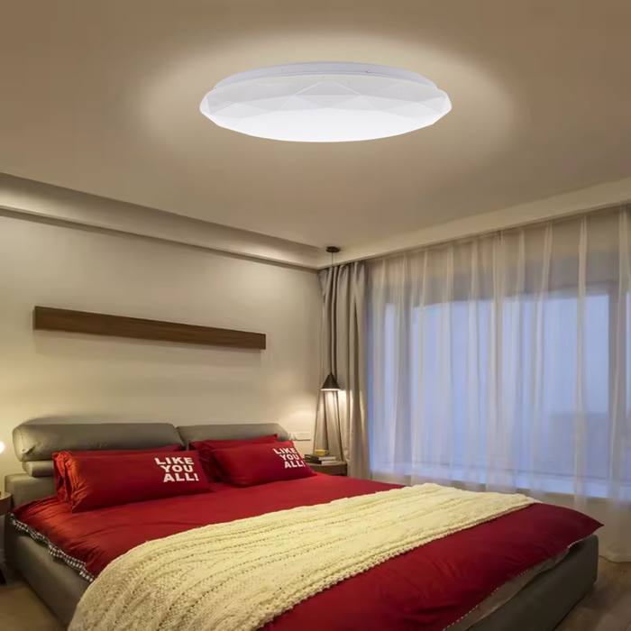 Detaliu lateral plafonieră LED 36W subțire, montata in dormitor
