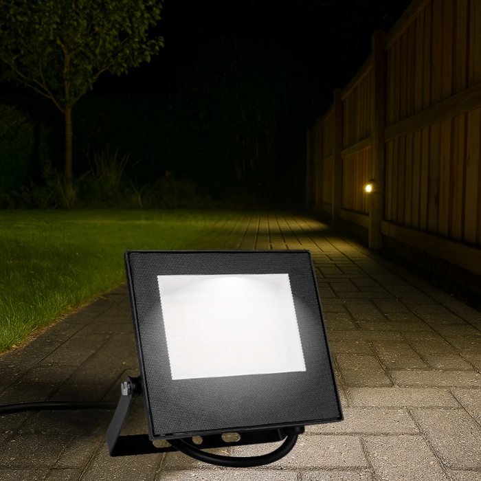 Proiector LED 30W luminând o alee în grădină
