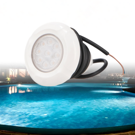 Spot LED RGB 12V pentru piscină în funcțiune, luminând o piscină 
