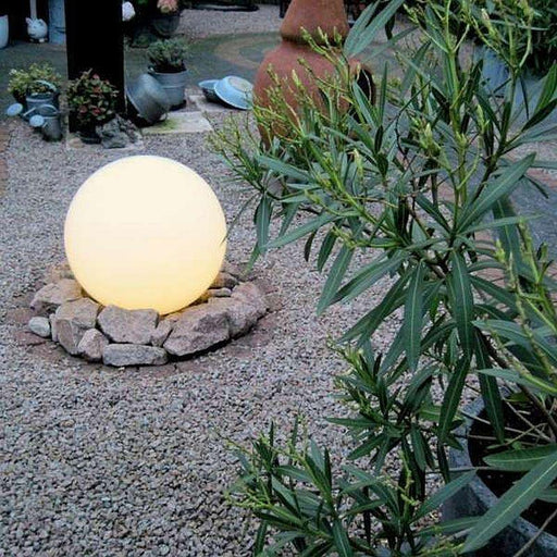 lampa sferica alb, bila luminoasa 35cm, iluminat gradina, lampa glob, corpuri iluminat terasa, glob iluminat gradina, lampi pentru terase, iluminare curte, lampi gazon, lampi globuri, lumini pentru terase, iluminat curte si gradina, bile luminoase gradina, lampi de terasa, ledia.ro